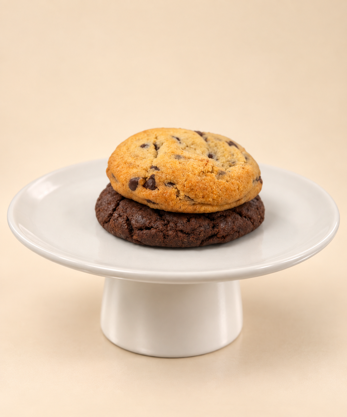 Cookie chocolat et cookie tout chocolat sur un présentoir