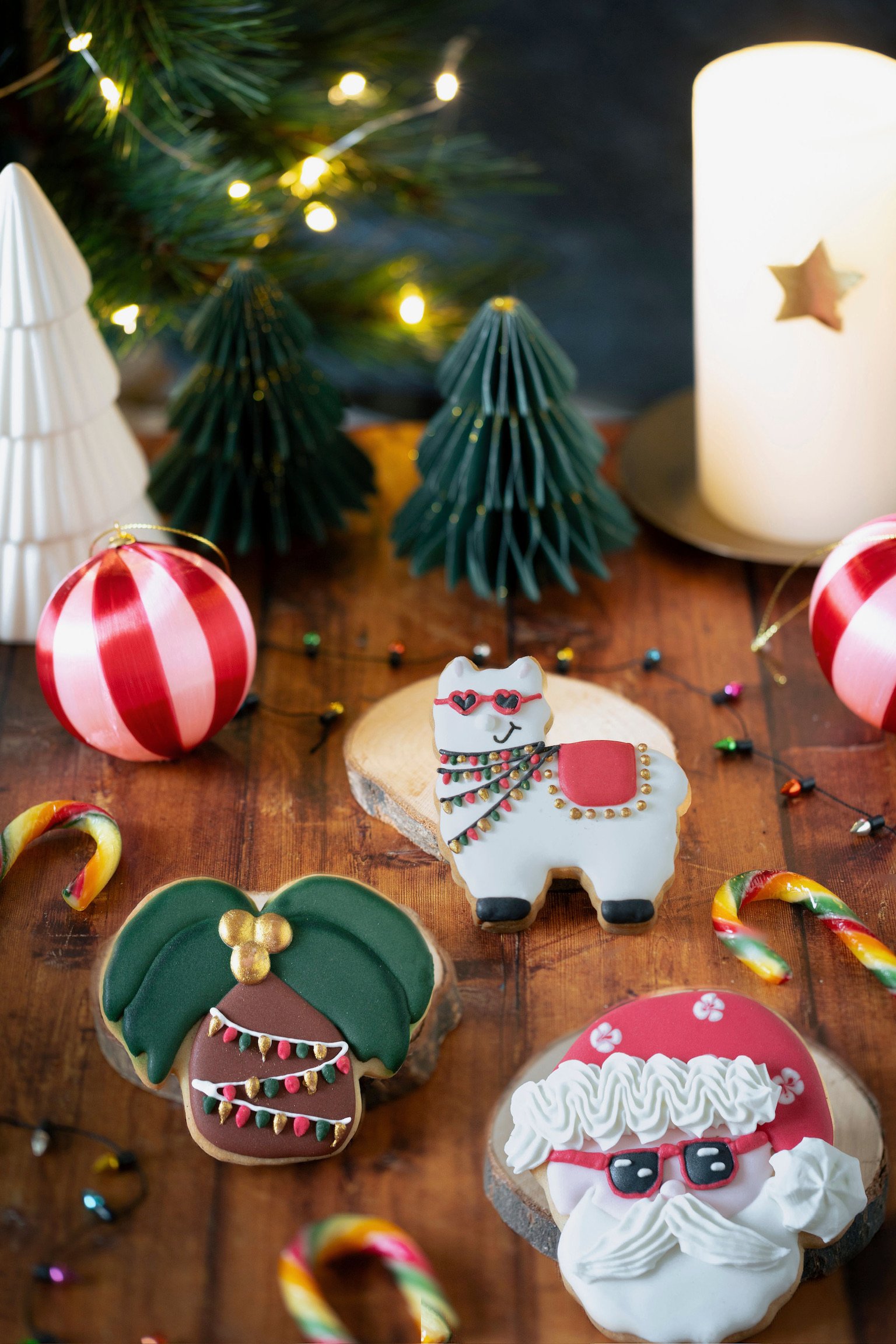 Biscuits décorés de Noël sur-mesure : lama, père Noël et sapin glacés à la main