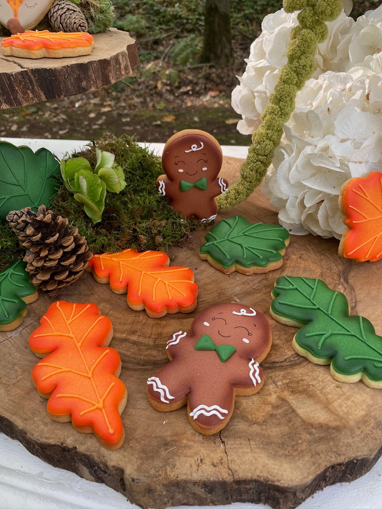 Biscuits décorés d'automne, feuilles et bonshommes en pain d'épices